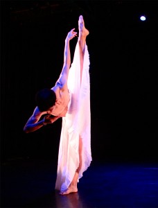 Liu Mo in Kun-Yang Lin’s Moon Dance. L. Browning Photography